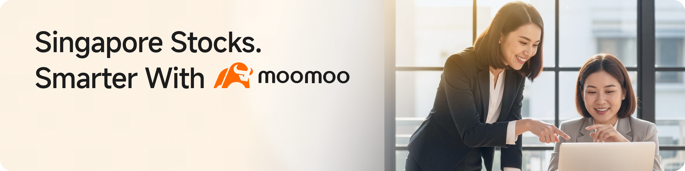due consulenti finanziari discutono di azioni - Singapore Stock Moomoo Singapore